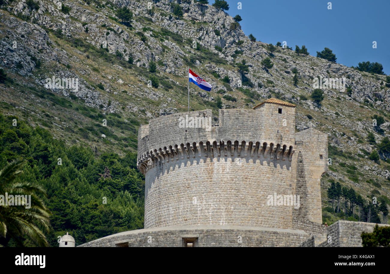 La tour de la vieille ville de Dubrovnik et le mur, avec mur Croate Banque D'Images