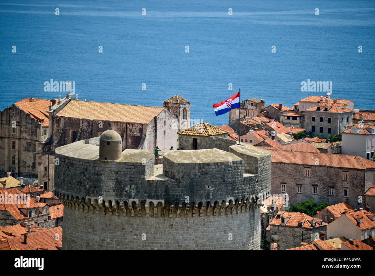 La vieille ville de Dubrovnik, avec drapeau croate Banque D'Images