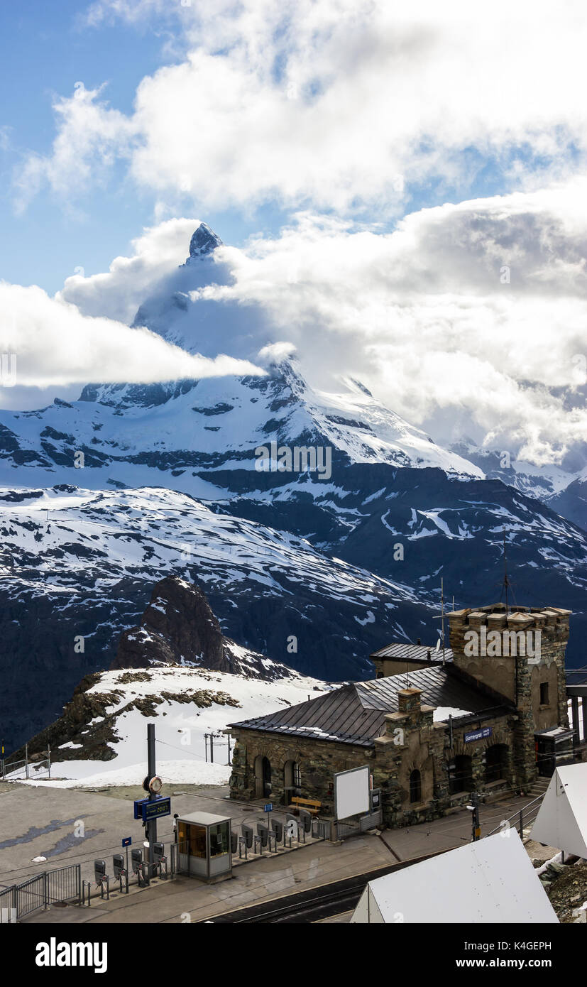 Vue de rêve majestueux de la gare Gornergrat neigeux et l'emblématique pic matterhorn enveloppé de nuages, Zermatt, Suisse, Europe. Banque D'Images