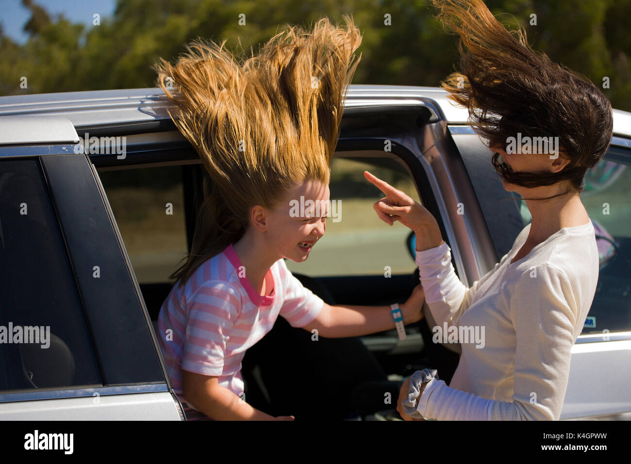 Une mère et sa fille de l'expérience des vents forts à côté de leur véhicule dans le centre de la californie Banque D'Images