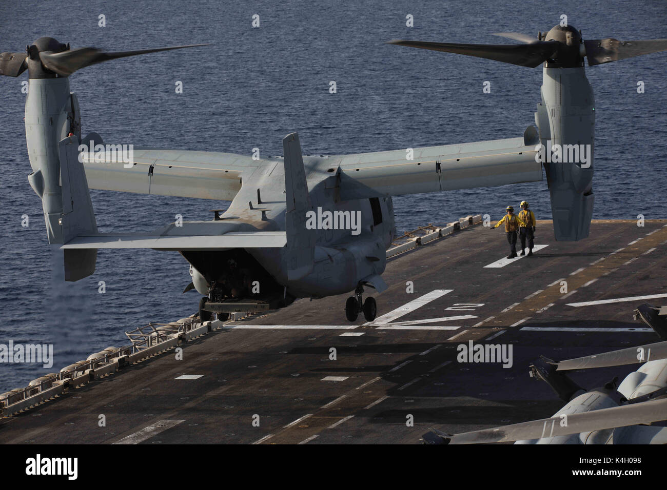 MV-22B Osprey Landing sur LHD Banque D'Images