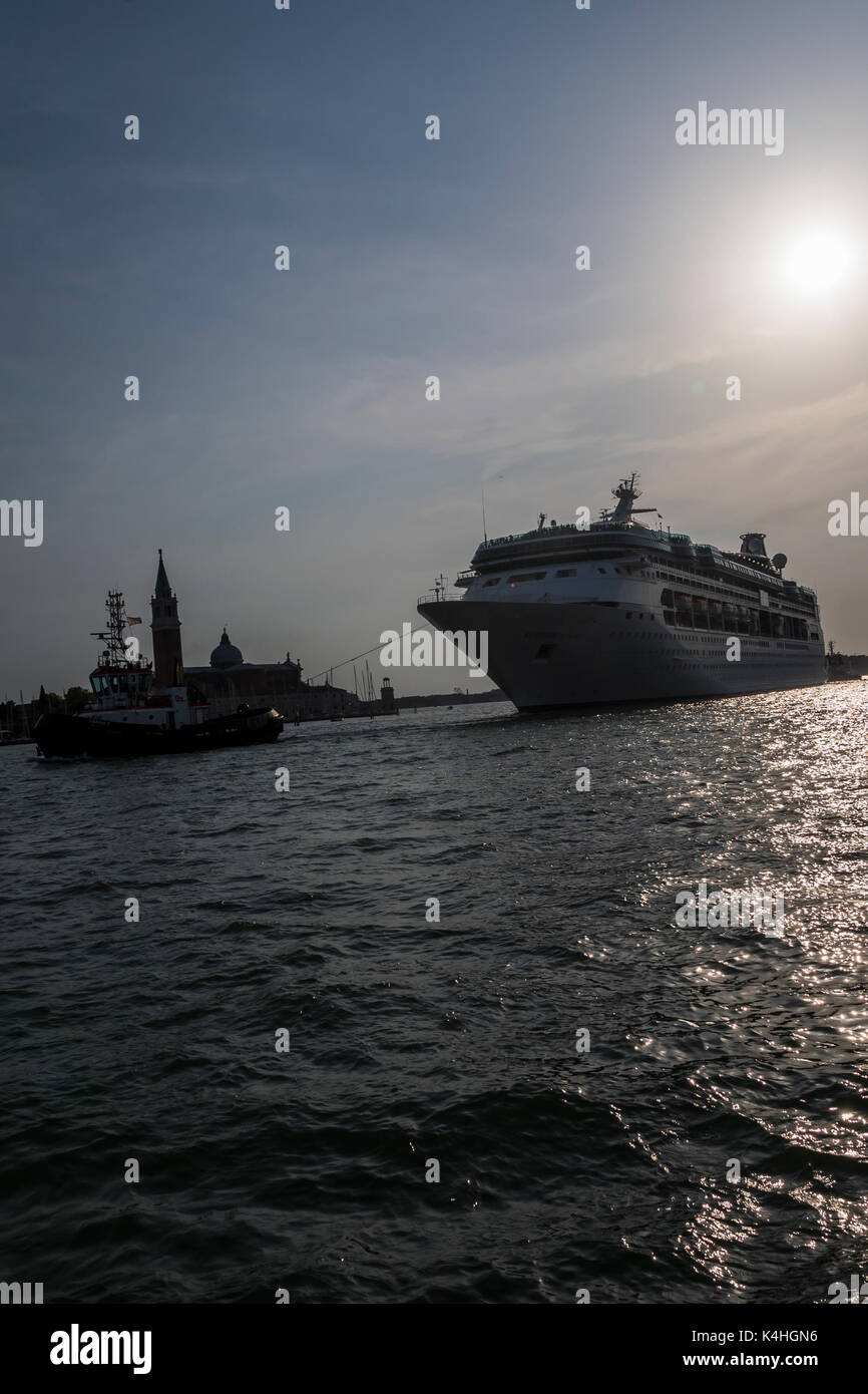 Lights out pour les bateaux de croisière à Venise Banque D'Images