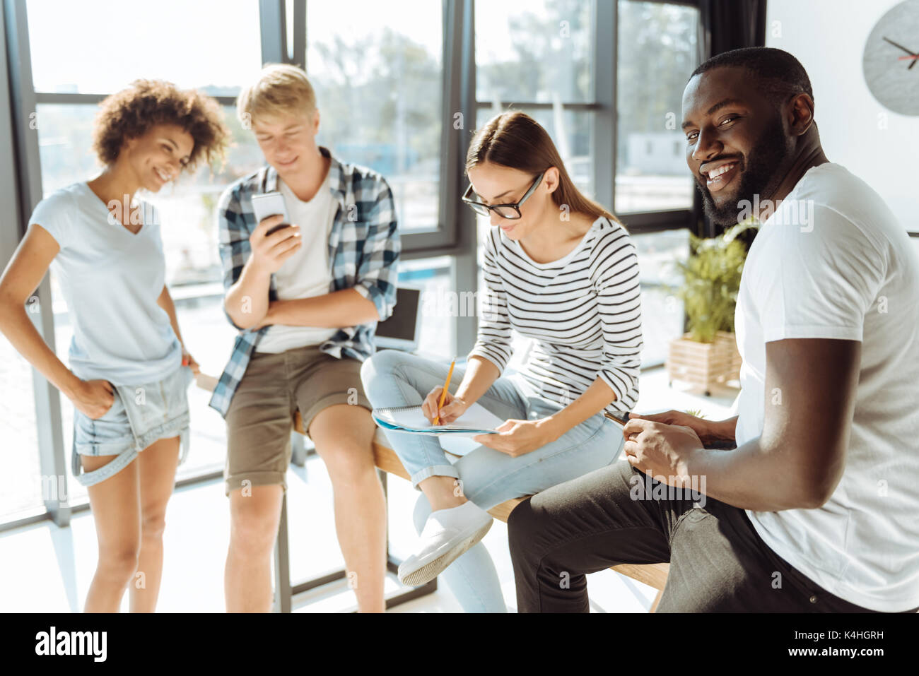 Étudiants internationaux joyeux jouissant de leurs temps de loisirs Banque D'Images