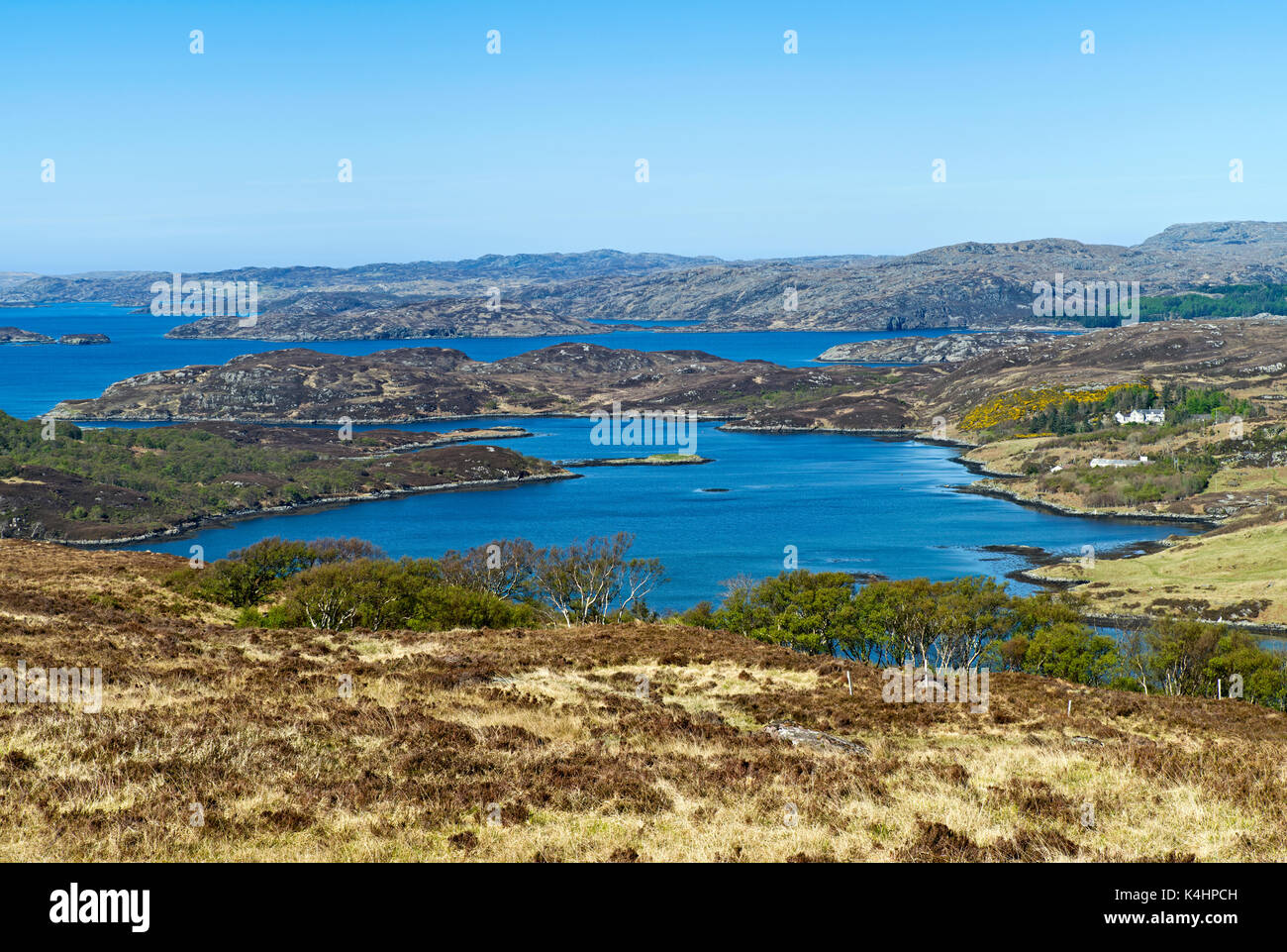 Vue sur le Loch Ardbhair de la pittoresque route Drumbeg Assynt, Sutherland, dans le nord-ouest des Highlands, sur la côte nord 500 route touristique, Scotland UK. Banque D'Images