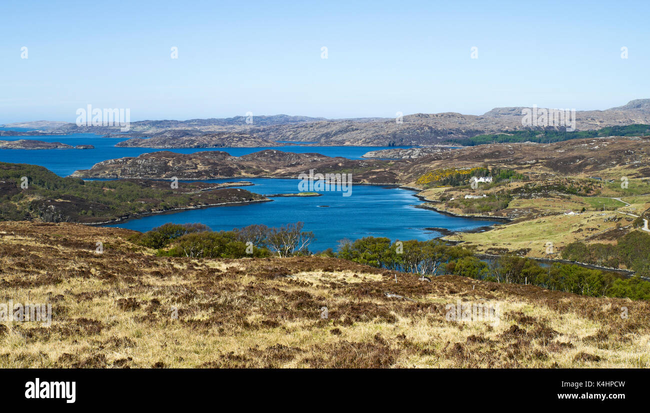 Vue sur le Loch Ardbhair de la pittoresque route Drumbeg Assynt, Sutherland, dans le nord-ouest des Highlands, sur la côte nord 500 route touristique, Scotland UK. Banque D'Images