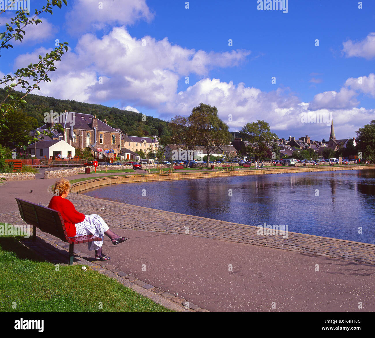 Vue d'été de la rivière teith dans le village populaire de Callander, Central Scotland Banque D'Images