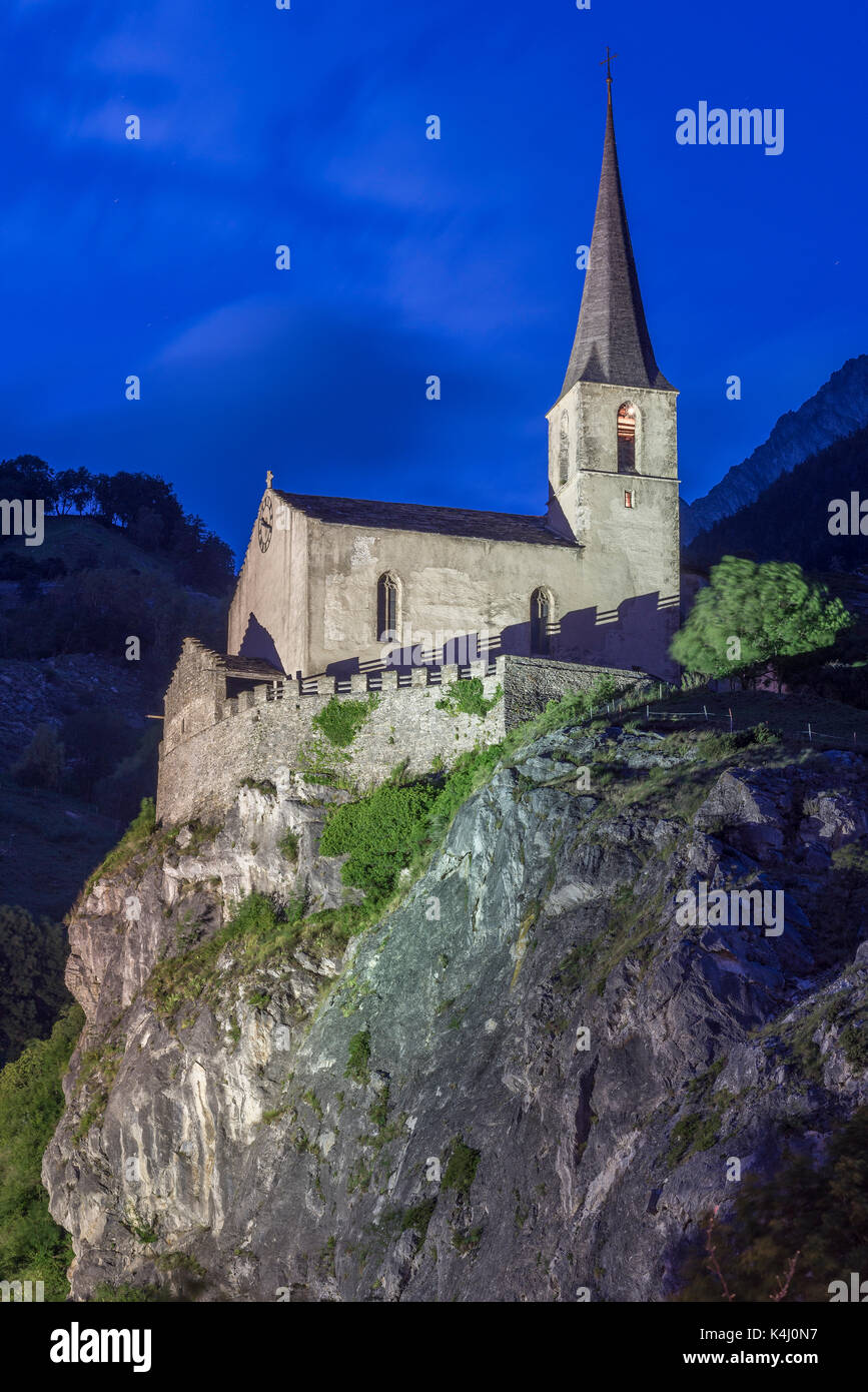 La fin de château médiéval église Saint Romanus, sur la colline du château de Rarogne, photo de nuit, tombeau du poète Rainer Maria Rilke, Raron Banque D'Images