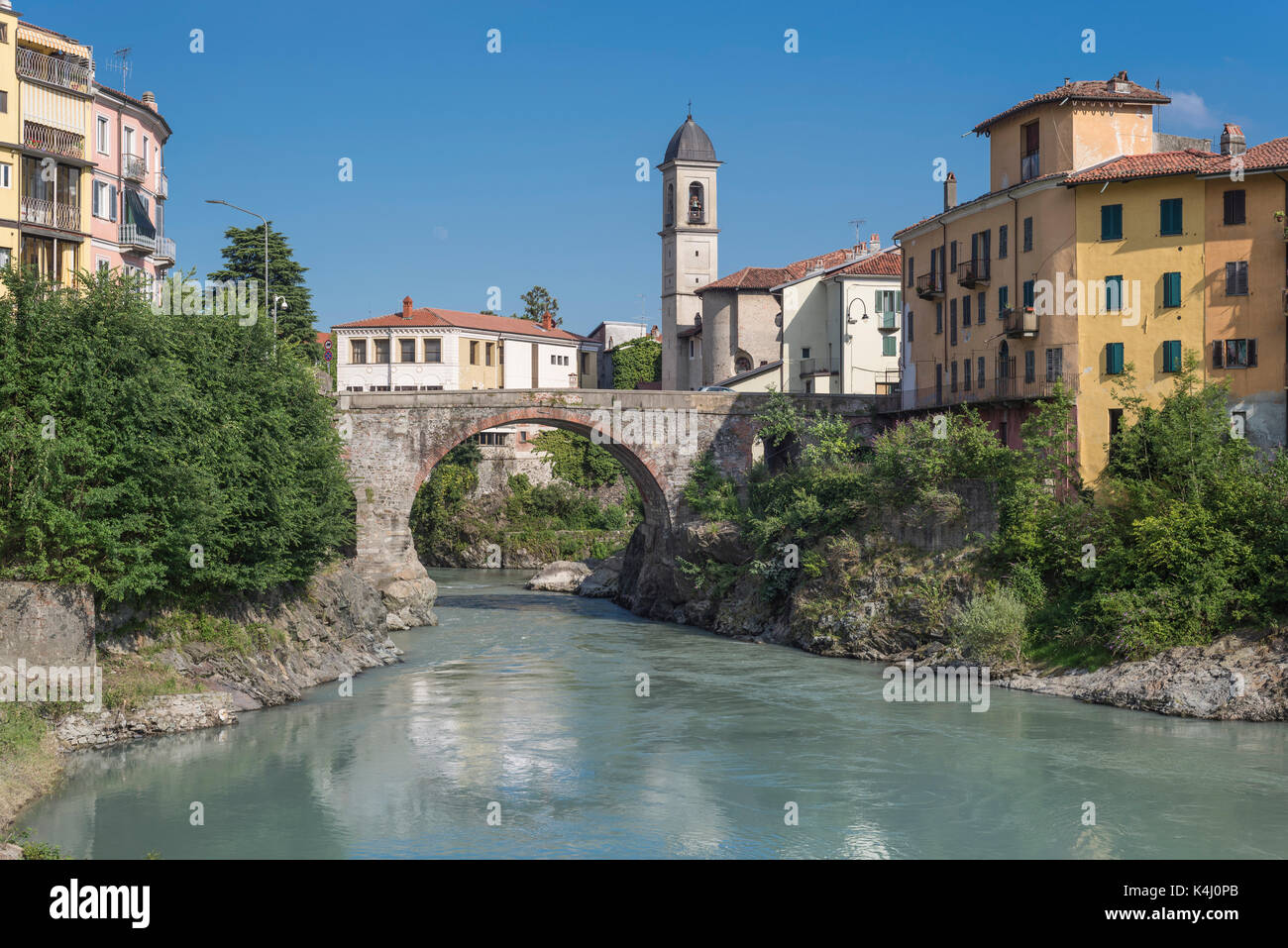 Vieux pont romain Ponte vecchio sur la rivière Dora Baltea, Ivrea, vallée d'Aoste, Piémont, Italie Banque D'Images