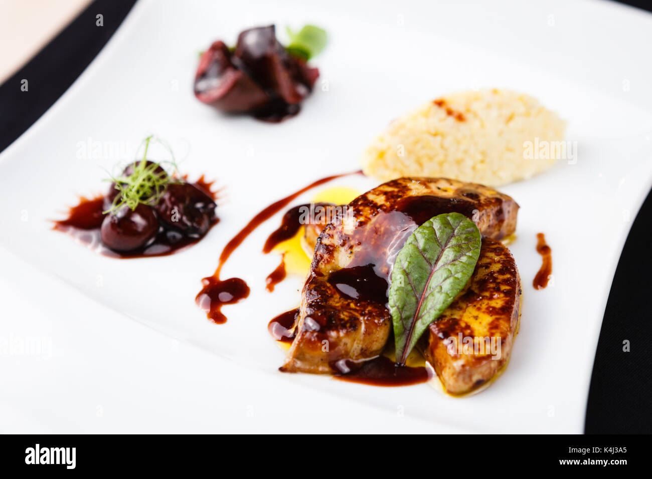 Foie gras poêlé avec sauce aux cerises Banque D'Images