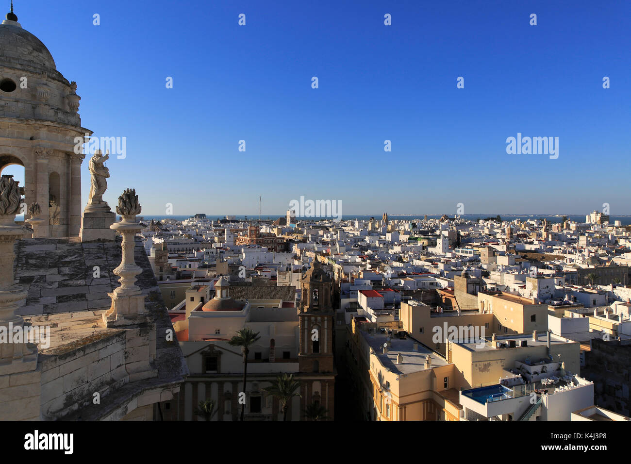 Les bâtiments Abri international dans le Barrio de la vina, toit cathédrale, Cadix, Espagne Banque D'Images