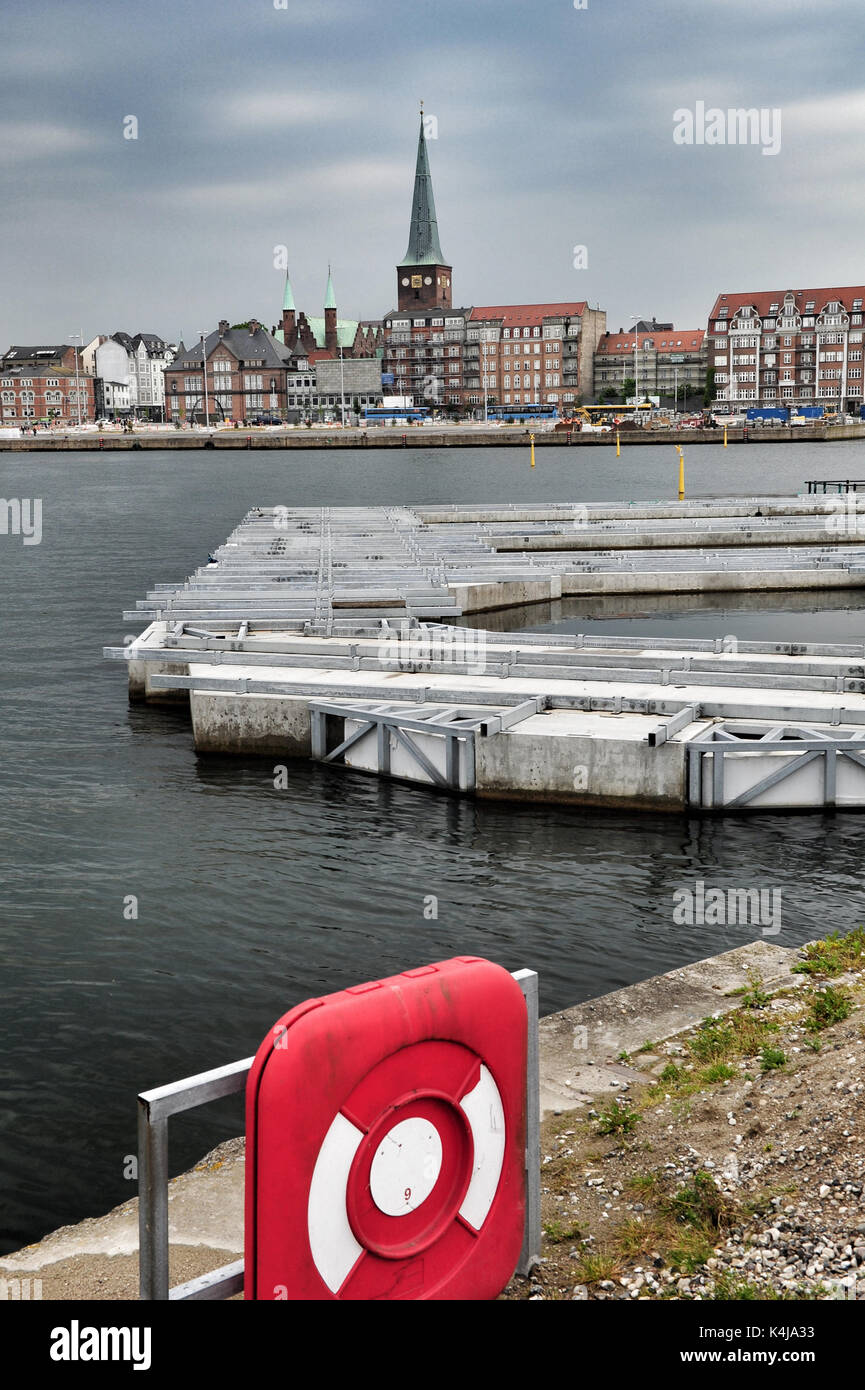 Voir d'Aarhus et de sa cathédrale de la zone des docks. Banque D'Images