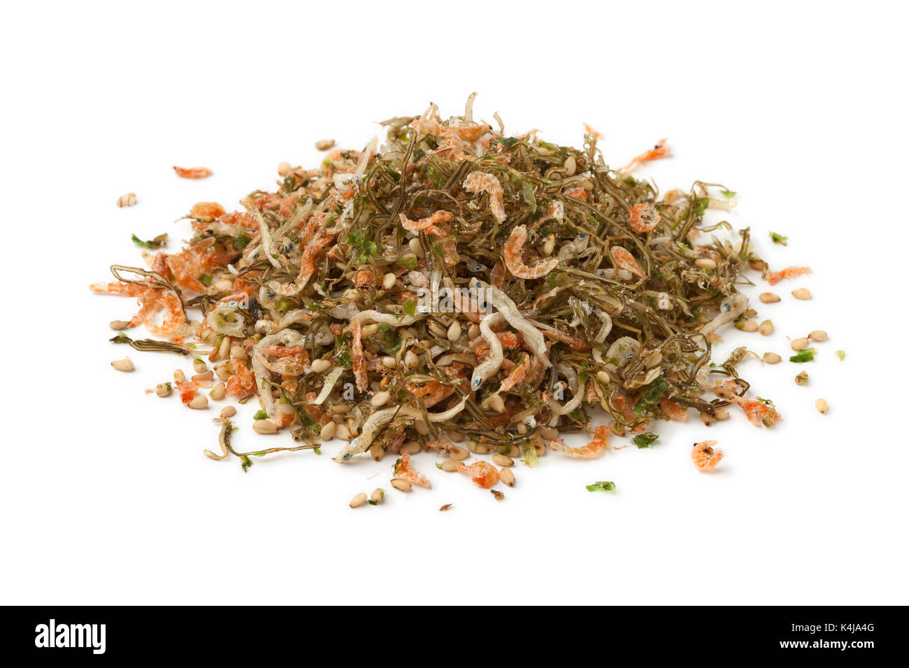 Tas de riz japonais topping, assaisonnements furikake, avec des crevettes et de petits poissons sur fond blanc Banque D'Images