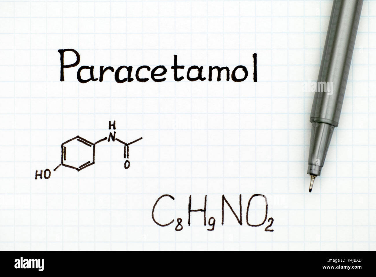 Formule chimique de paracétamol avec stylo noir. close-up. Banque D'Images