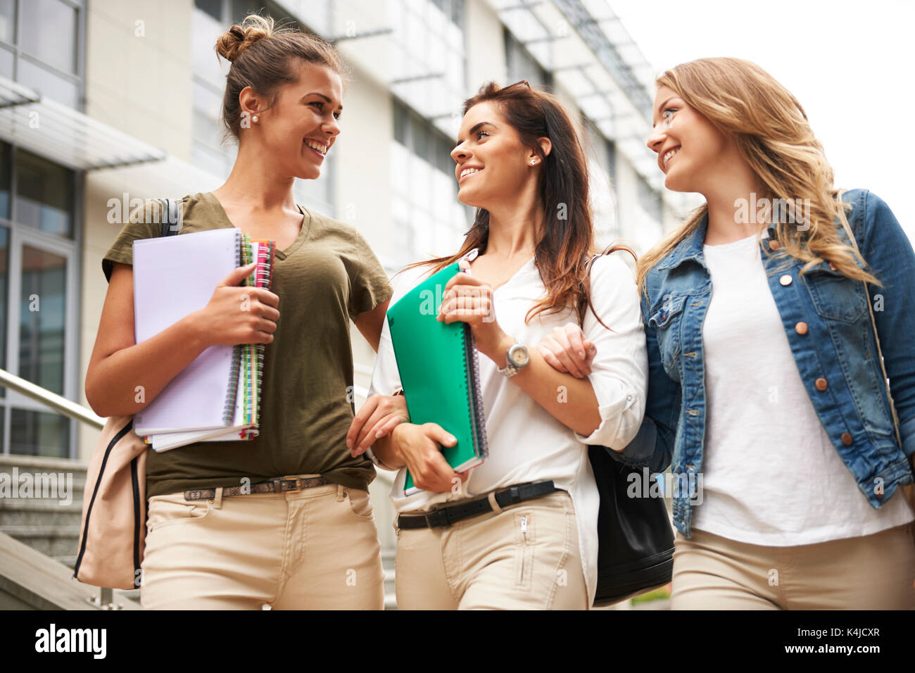 Let's go les filles à la prochaine classe Banque D'Images