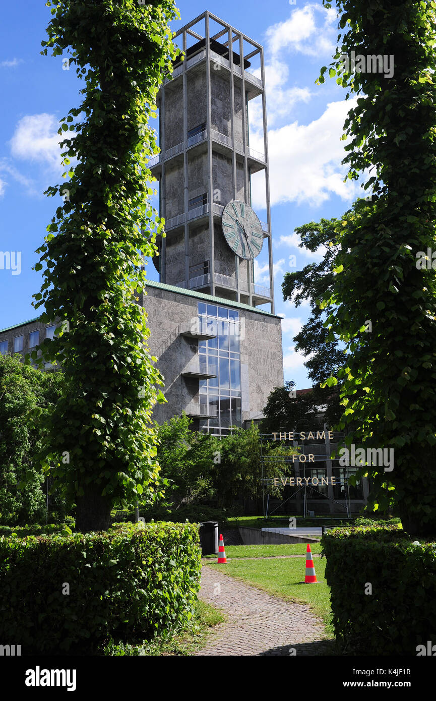 L'Hôtel de Ville d'Aarhus et tour de l'horloge. Sous la tour de l'horloge l'installation "la même pour tout le monde" par l'artiste écossais, Nathan Coley. Banque D'Images