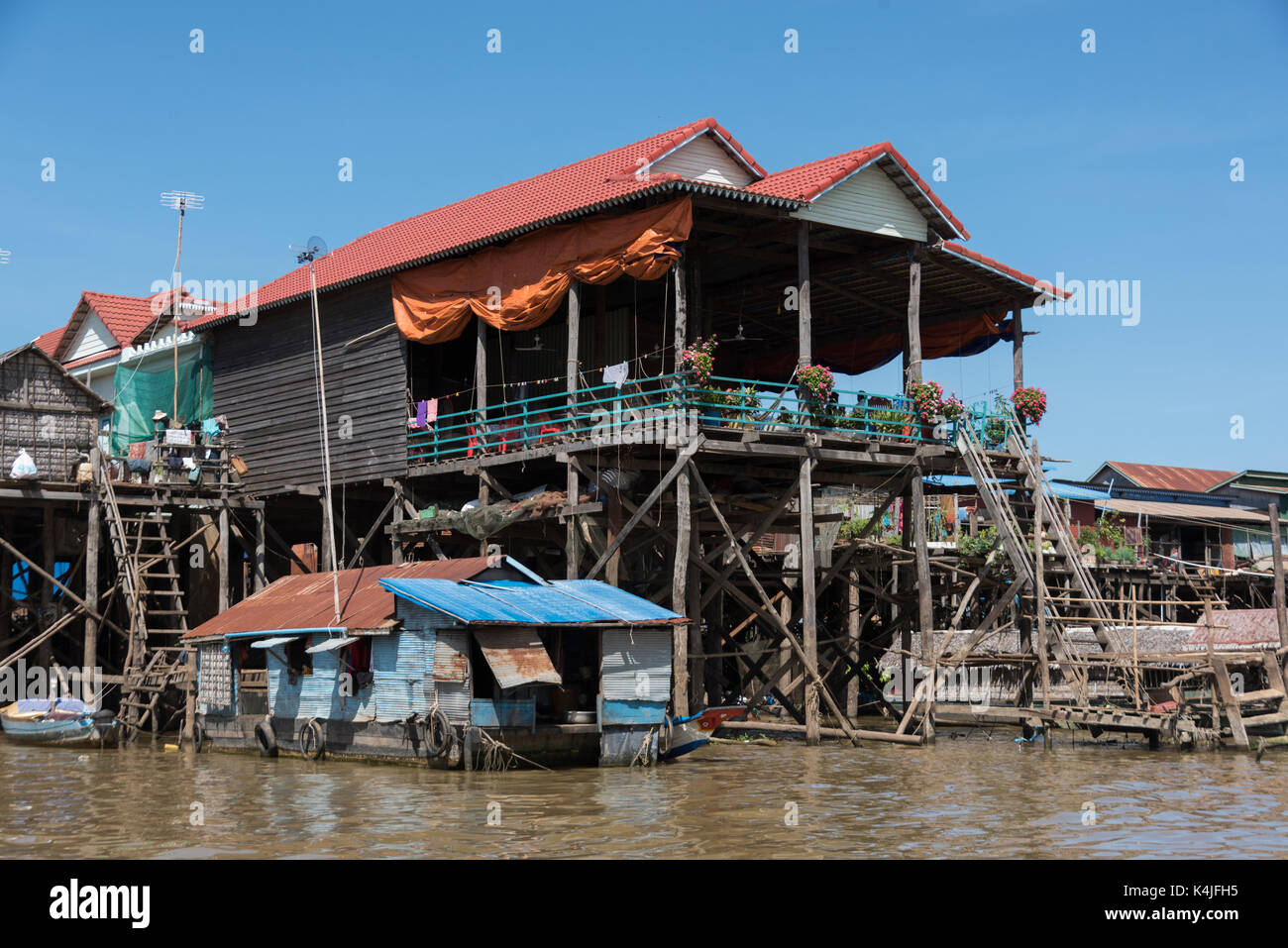 Des maisons sur pilotis sur le lac Tonle Sap, Kampong phluk, Siem Reap, Cambodge Banque D'Images