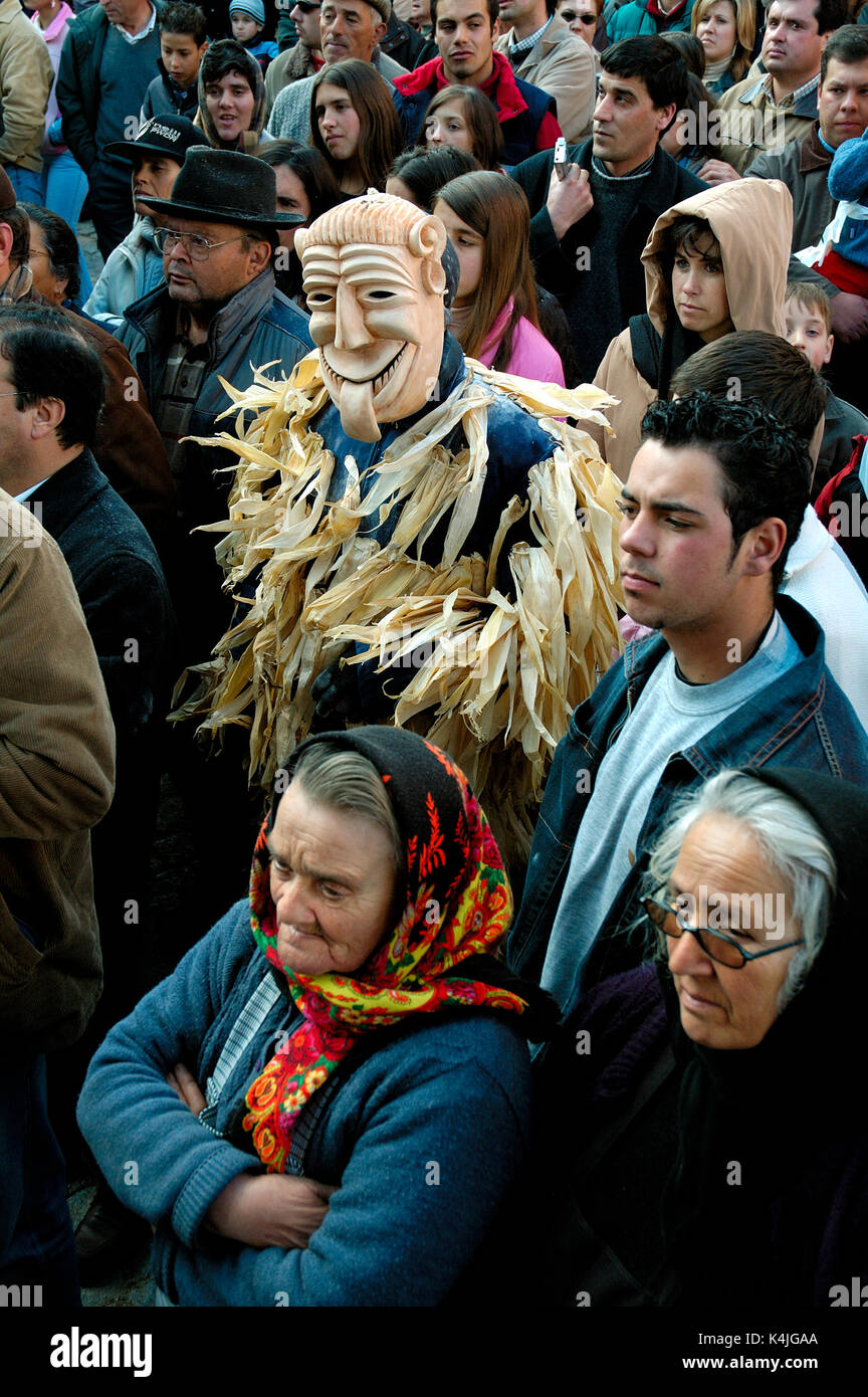 Les masques en bois traditionnels pendant le carnaval. Lazarim, Beira Alta, Portugal Banque D'Images