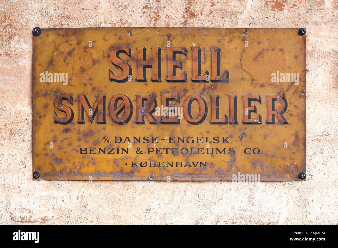 Aarhus, Danemark - août 28, 2017 : ancienne et vintage advertising avec Shell Oil sur un mur Banque D'Images