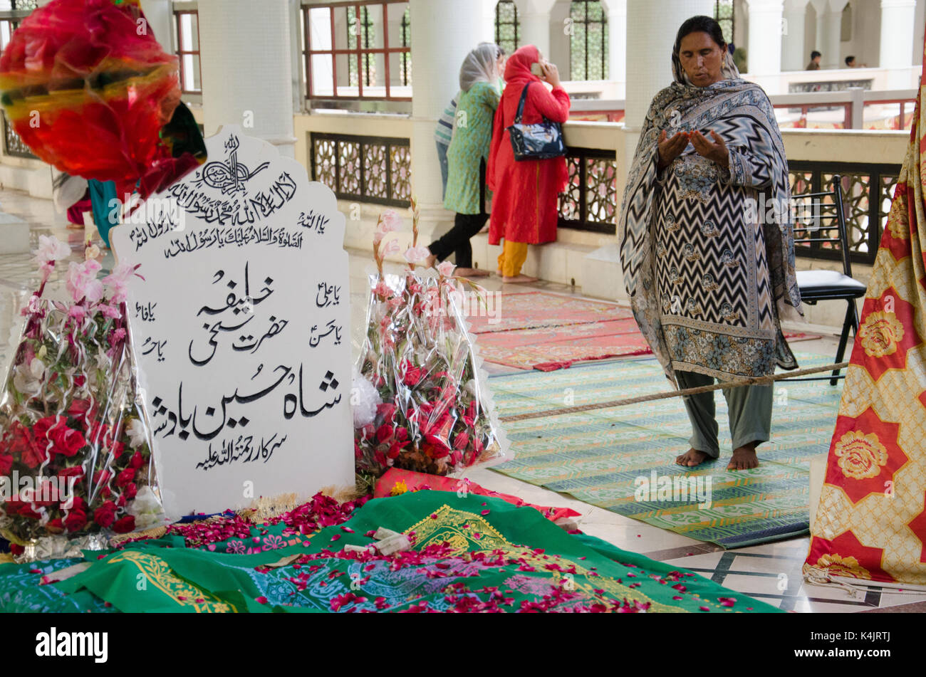 Le sanctuaire soufi de Bari Imam dans la banlieue d'Islamabad, capitale du Pakistan, a été la cible d'un attentat-suicide en 2005. Le sanctuaire est visité par des milliers de personnes chaque mois. Cette série de photos a été fait sur une récente visite au sanctuaire à documenter la manière dont le lieu a transformé après l'attaque. Et sanctuaires soufis chiites au Pakistan ont été la cible du terrorisme pour un long moment au Pakistan. Le Pakistan affirme que ses opérations militaires dans les régions tribales ont considérablement affaibli les terroristes qui n'avait pas de refuge sur la frontière de l'afghanistan au Pakistan. Banque D'Images