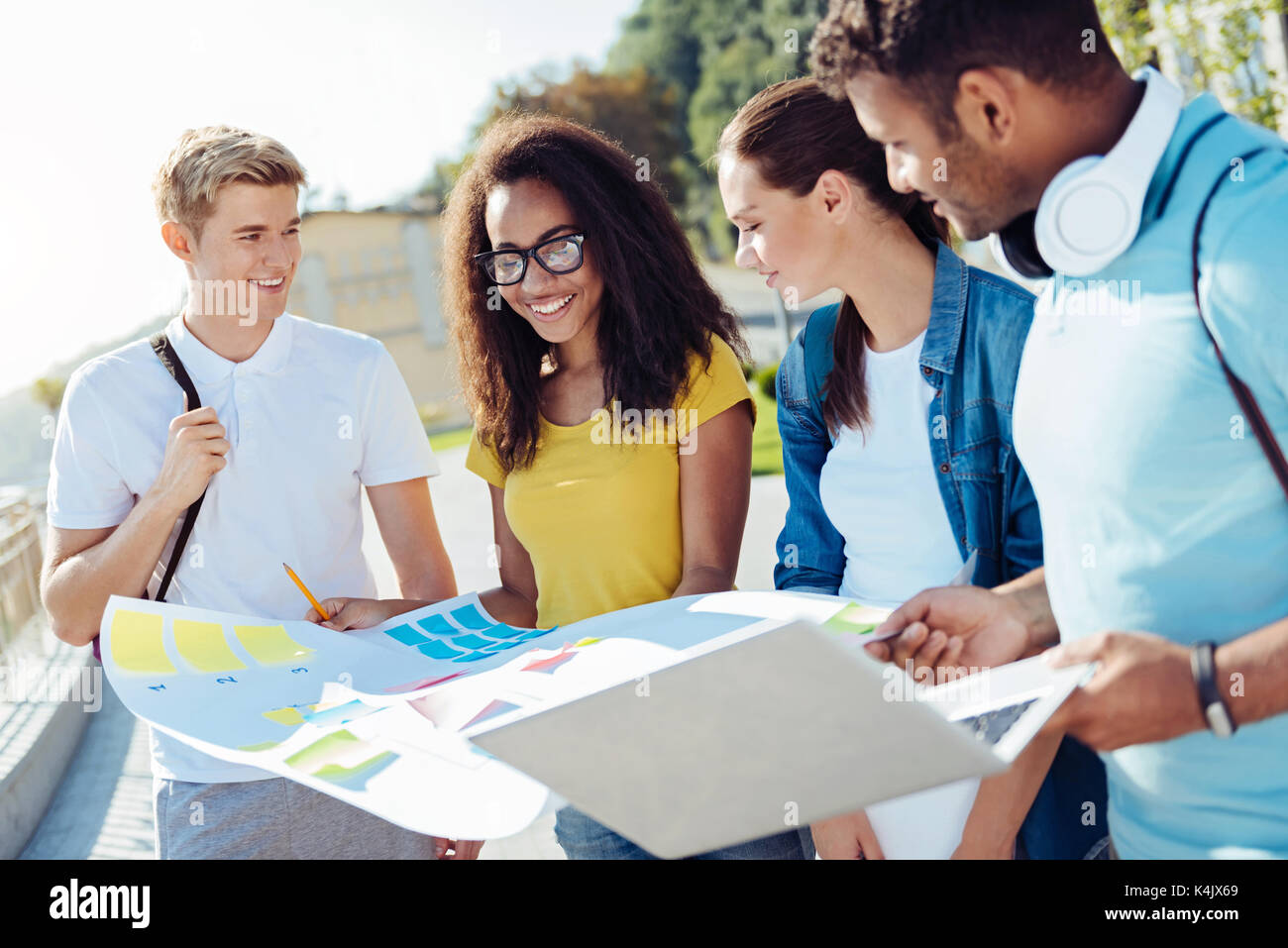 Heureux les étudiants à la recherche au grand plan Banque D'Images