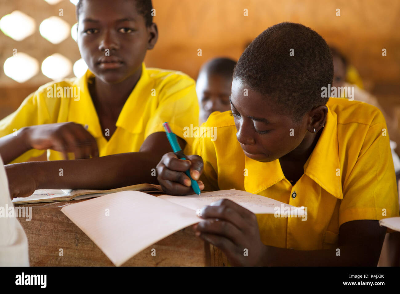Les étudiants qui étudient en classe à une junior high school, dans le nord du Ghana, l'Afrique de l'ouest, l'Afrique Banque D'Images
