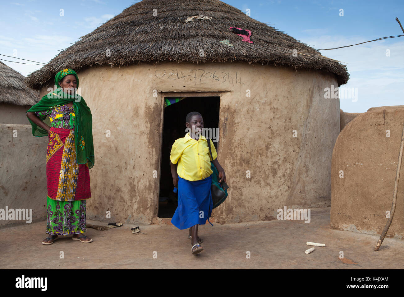 Mère et fille à l'extérieur de leur maison, au Ghana, en Afrique de l'ouest, l'Afrique Banque D'Images