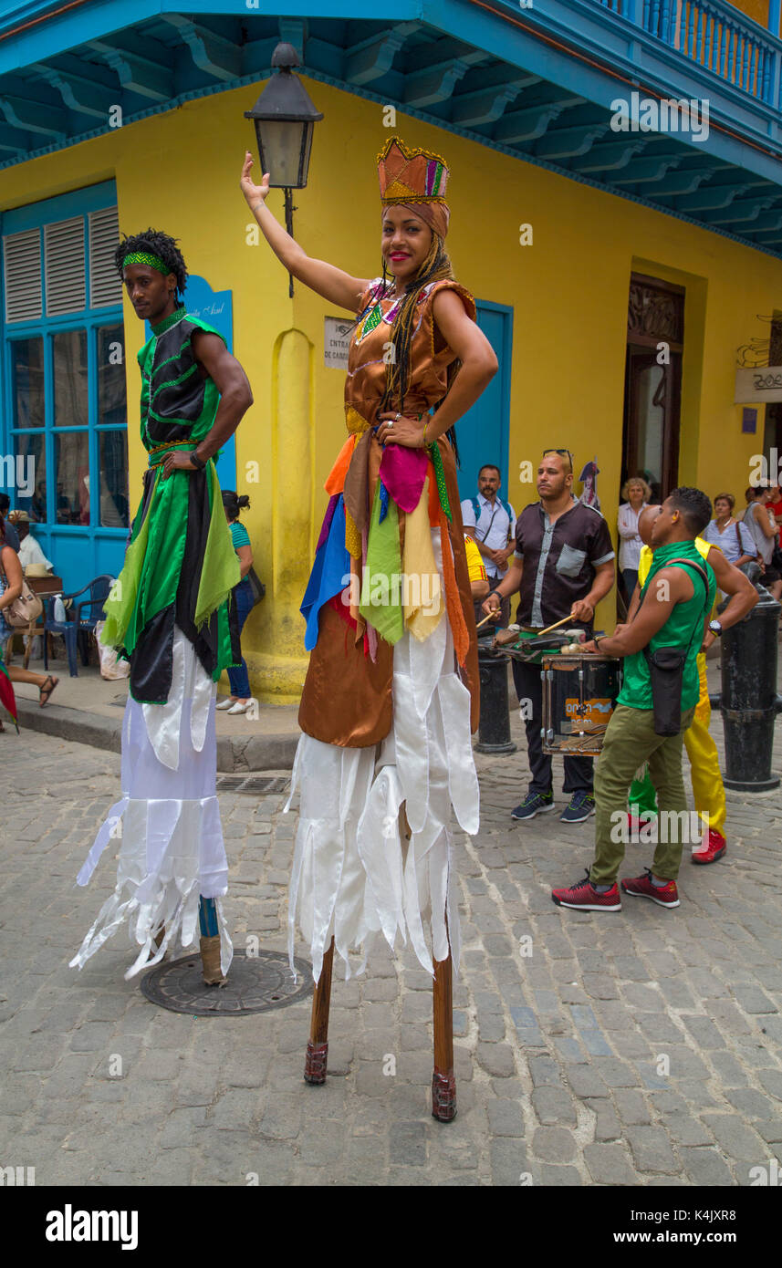 Les danseurs de rue sur échasses, la Habana Vieja, site du patrimoine mondial de l'UNESCO, La Havane, Cuba, Antilles, Amérique centrale Banque D'Images