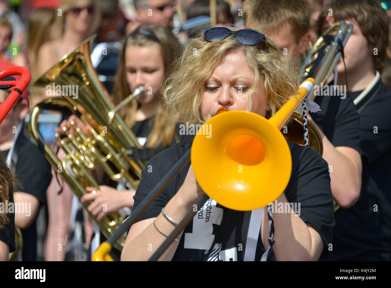 Children's parade 2015 l'événement impliquant les écoles de la ville marque le début de la Brighton Festival. Une femme jouant un trombone jaune crédit. Banque D'Images