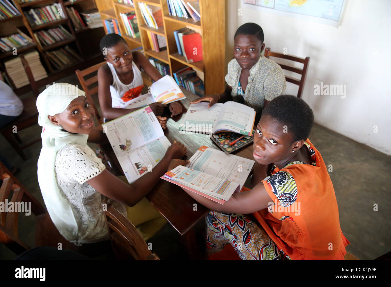 Dans une bibliothèque de l'école africaine où les enfants sont parrainés par l'Ong française, la chaîne de l'espoir, Lomé, Togo, Afrique de l'ouest, l'Afrique Banque D'Images