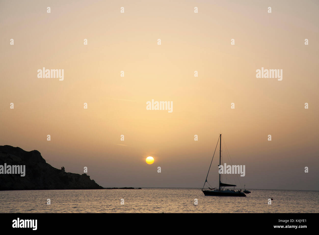 Le coucher du soleil, kini bay, l'île de Syros, Cyclades, Mer Égée, Grèce, Europe Banque D'Images