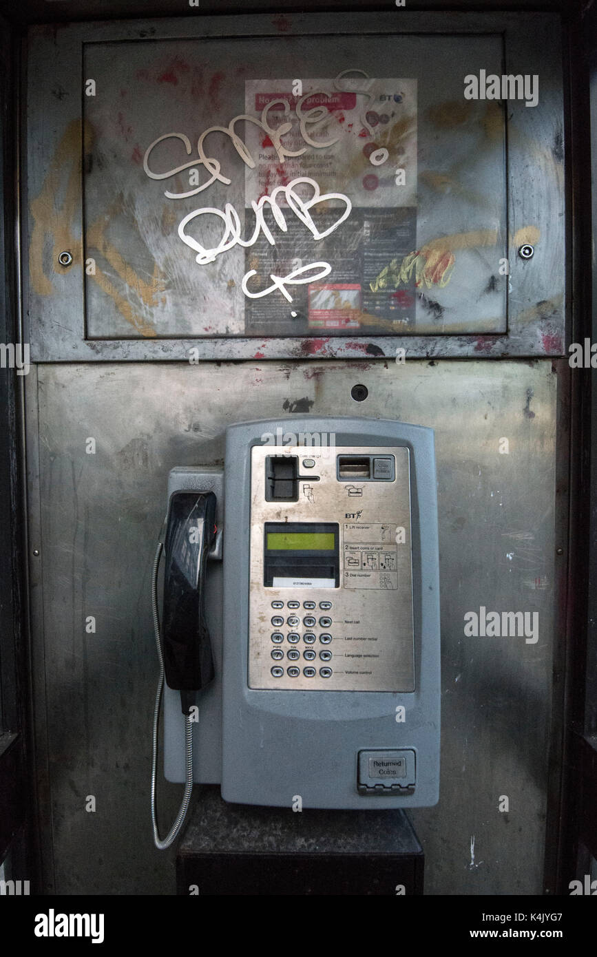 Un téléphone public fort dans la région de Brighton city centre en mauvais état décoratif Banque D'Images