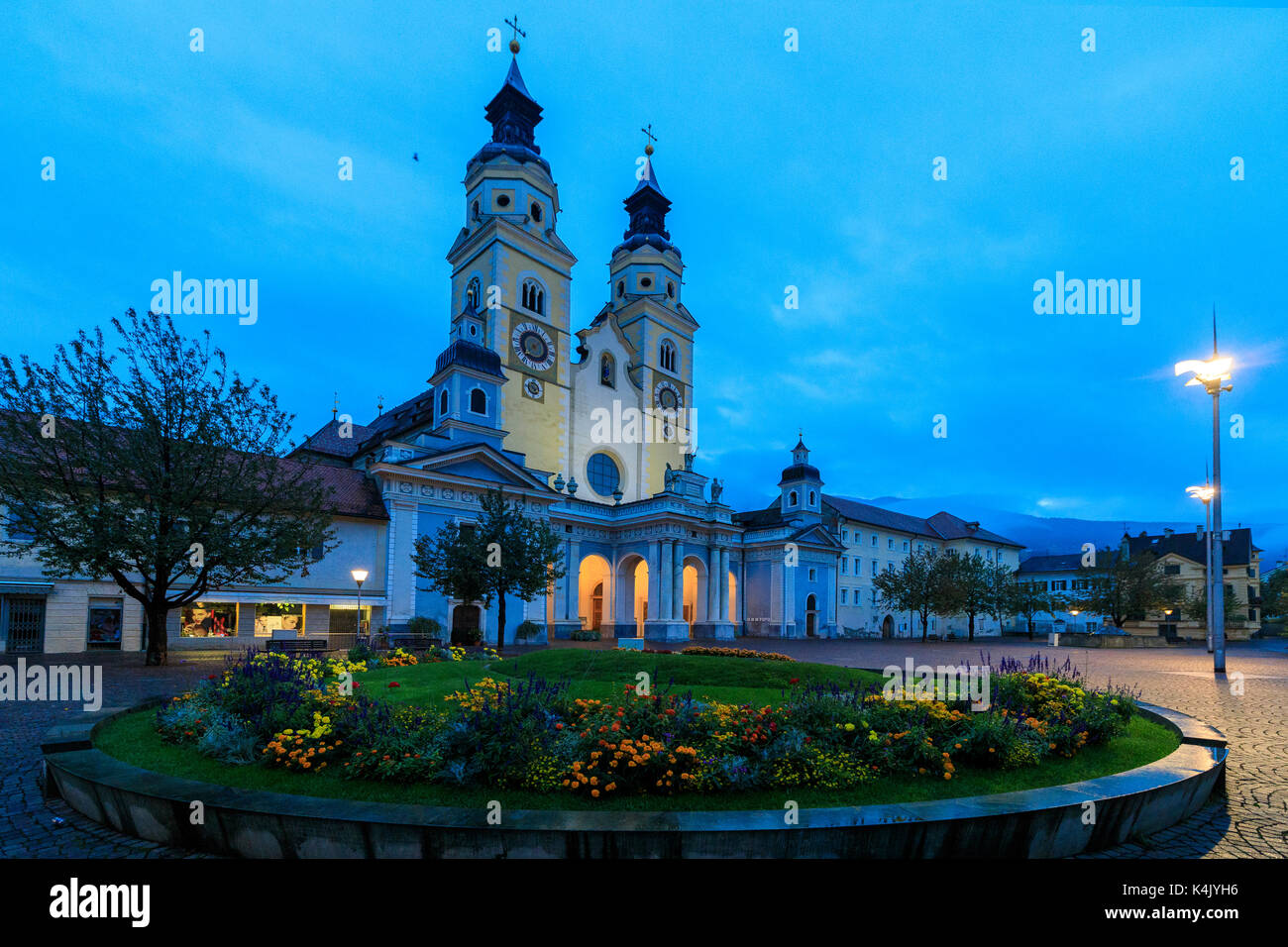 Vue nocturne de la cathédrale de Brixen (Bressanone), province de Bolzano, Tyrol du Sud, Italie, Europe Banque D'Images