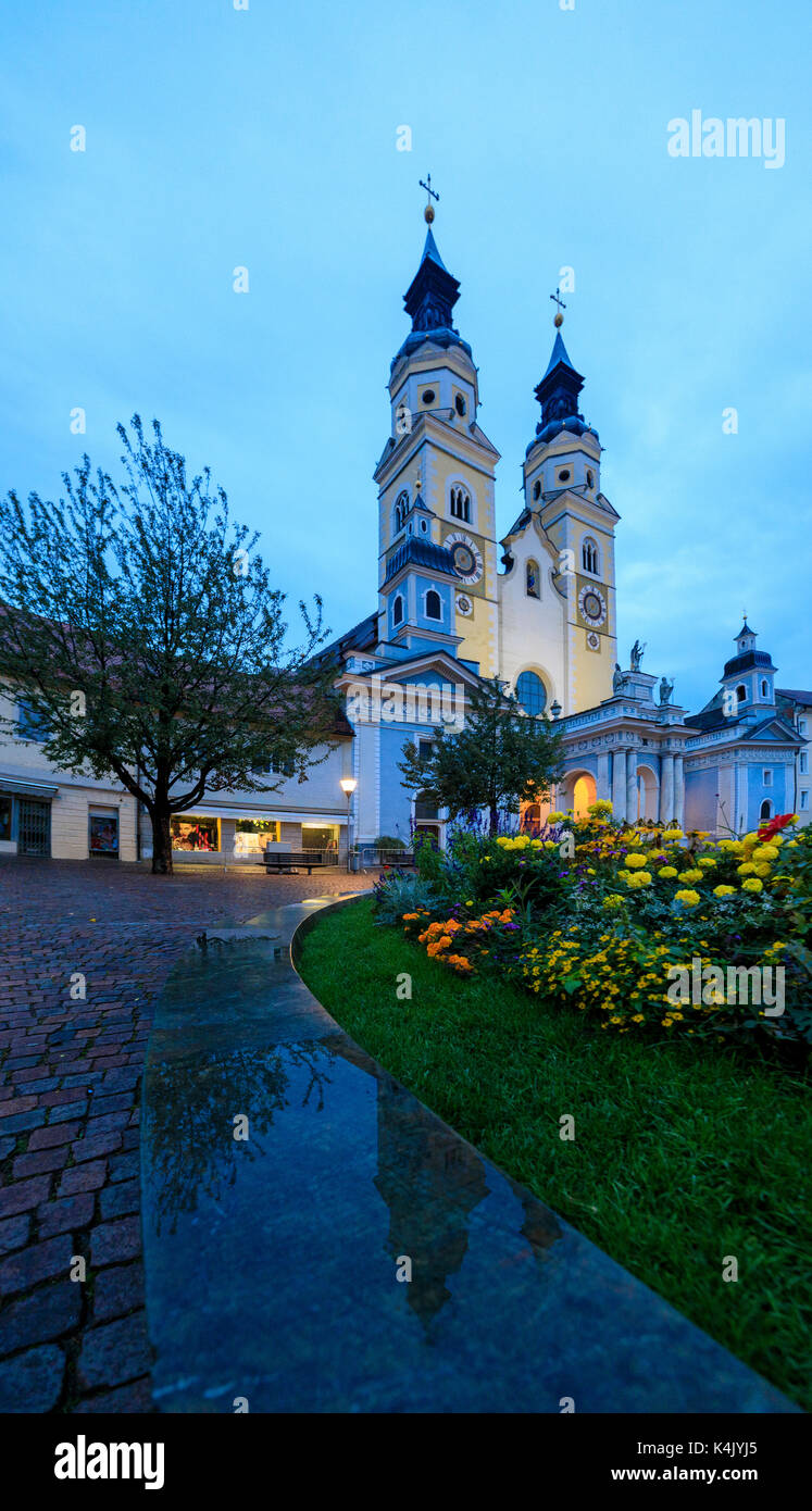 Panoramique de la cathédrale de Brixen (Bressanone) illuminée la nuit, province de Bolzano, Tyrol du Sud, Italie, Europe Banque D'Images