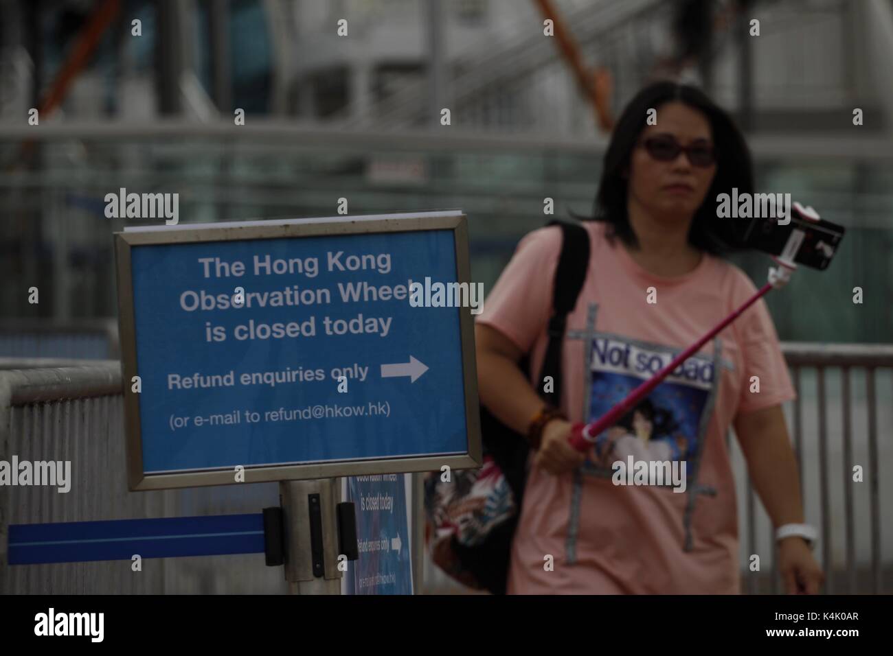 Hong Kong, Chine. Sep 6, 2017. Essayez de prendre une femme comme elle marche selfies ceinturée de lieu de Hong Kong Central à roue d'observation. Roue d'observation de Hong Kong gérés par l'opérateur actuel SWISS AEX a cessé d'exploiter la semaine dernière sans préavis en raison de la litige de paiement. L'AEX suisse est nécessaire pour démonter la roue de Ferris demain 7 septembre, 2017 HK temps si, nouvel opérateur L'ENTERTAINMENT CORP LTD ( TECL ) n'atteignent pas les permis pertinents provenant de Hong Kong de continuer avec l'entreprise.6 Septembre 2017.Hong Kong.ZUMA/Liau Chung Ren (crédit Image : © Liau Chung Ren via ZU Banque D'Images