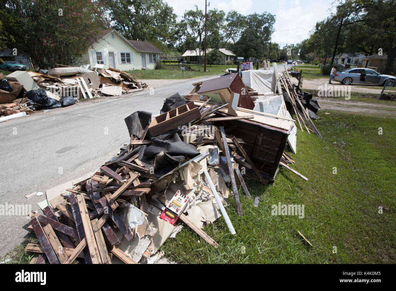 Wharton, Texas le 5 septembre 2017 : lignes de débris dans les rues comme Wharton le fleuve Colorado est presque retour à la normale après avoir quitté les débris des inondations et un désordre dans le centre-ville de Wharton au sud-ouest de Houston. Credit : Bob Daemmrich/Alamy Live News Banque D'Images