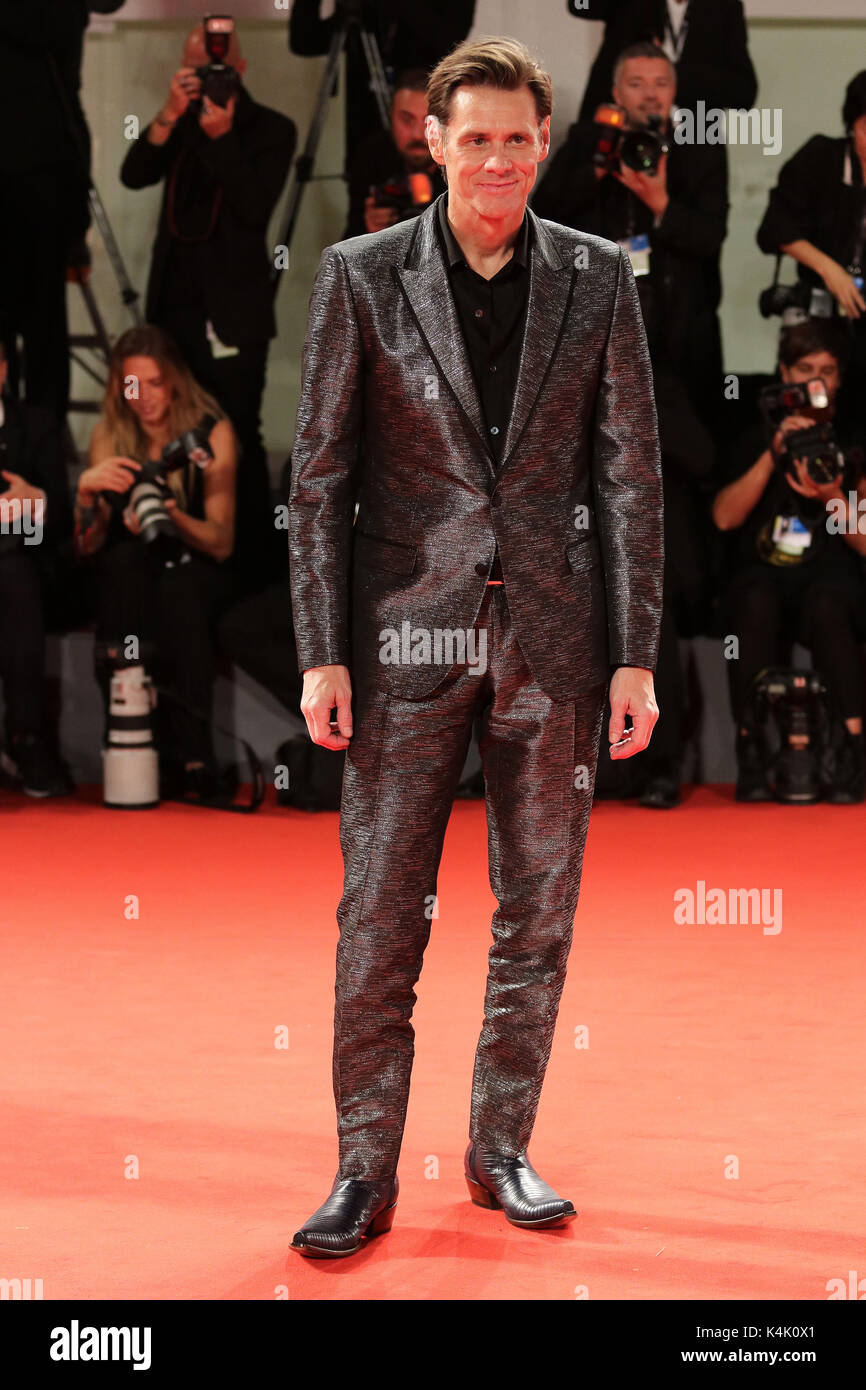 L'Europe, Italie, Lido di Venezia, 05 septembre, 2017 : l'acteur Jim Carrey au tapis rouge du film 'Jim et Andy : l'au-delà' , directeur Chris Smith, 74e Festival International du Film de Venise © Crédit Ottavia Da Re/Sintesi/Alamy Live News Banque D'Images