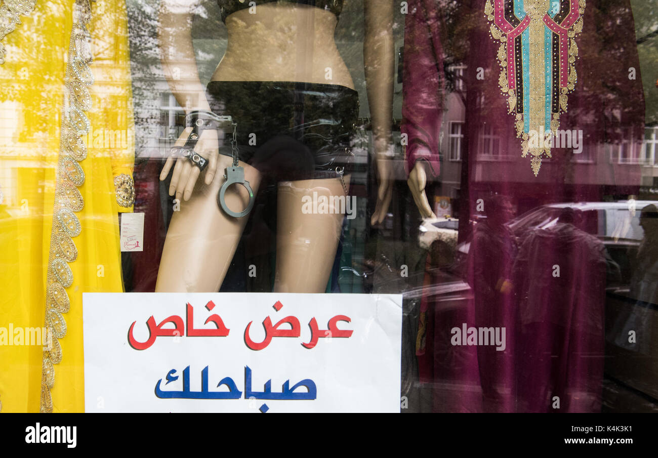 Berlin, Allemagne. 06 Sep, 2017. Mannequins légèrement vêtus et portant des robes islamiques traditionnelles se tiennent côte à côte dans la vitrine du magasin de mode 'Ranosh Damenmode' à Berlin, Allemagne, 06 septembre 2017. Une femme voilée a attaqué le shop assistant, soi-disant hors de motifs religieux. Photo : afp/Alamy Live News Banque D'Images