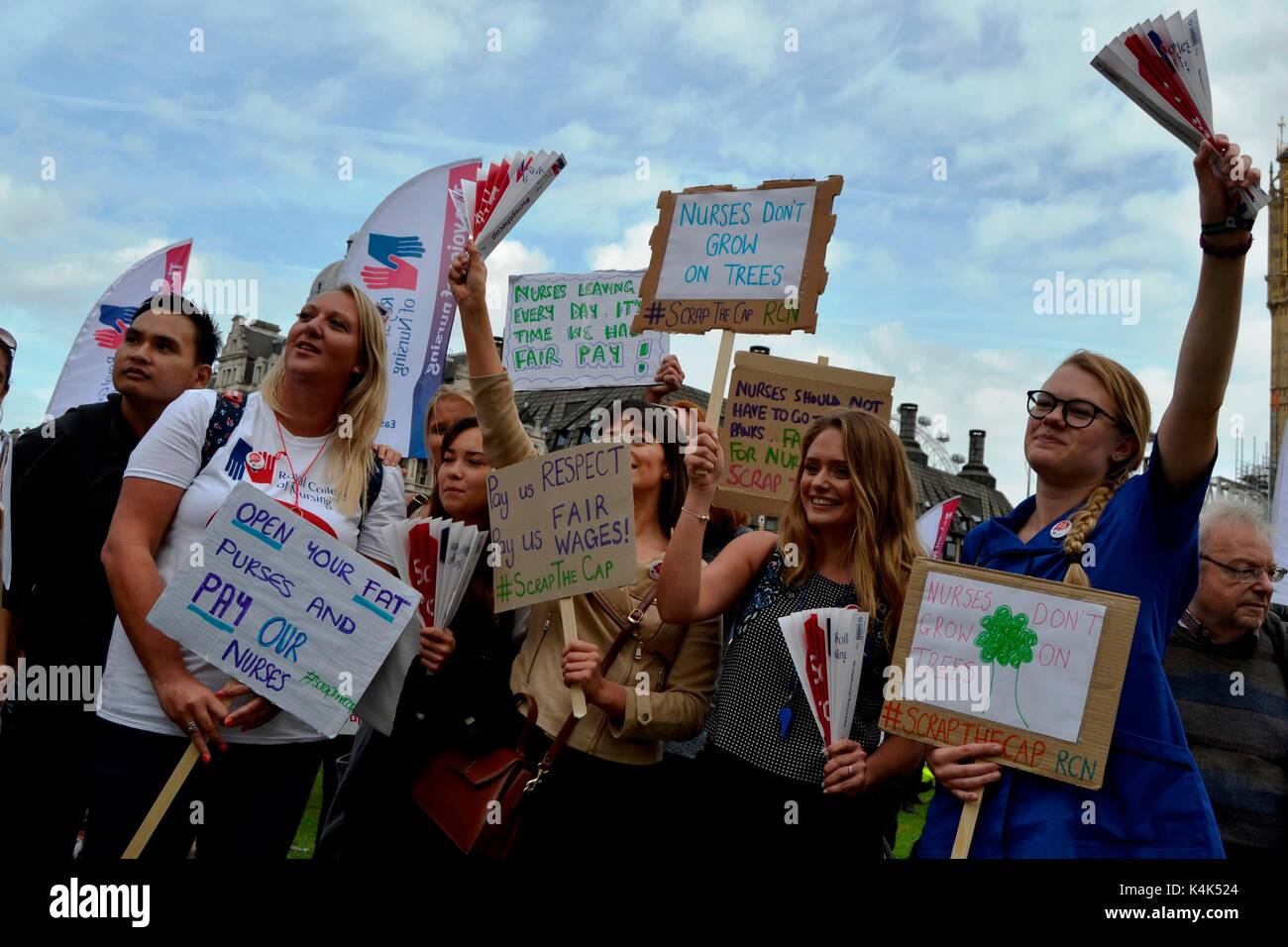 Londres, Royaume-Uni. 06 sep, 2017. Des milliers d'infirmières manifestation à Westminster, Londres contre les réductions de salaires 6 septembre, 2017 Crédit : Ajit wick/Alamy live news Banque D'Images