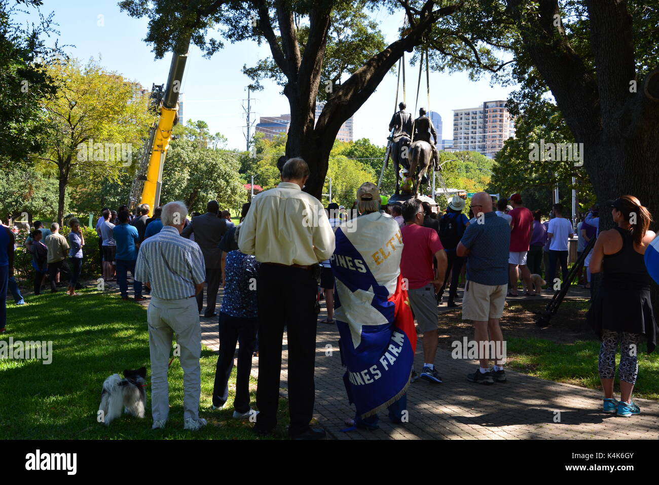 Dallas au Texas le 6 septembre 2017 : une foule observe alors que la ville se prépare à déposer la statue du Général Lee. Comme les équipages étaient à trouver comment soulever la statue de sa base d'un juge de la cour de district a rendu une ordonnance provisoire empêchant le conseil de ville, qui a voté 13-1 ce matin, à partir de la statue de retrait immédiatement Lee Park et de la placer dans le stockage. 14 Sept 2017 : Après plusieurs retards logistiques et la statue de Robert E Lee a été supprimée le 14 septembre et placés sur une installation de stockage. Credit : D Guest Smith/Alamy Live News Banque D'Images