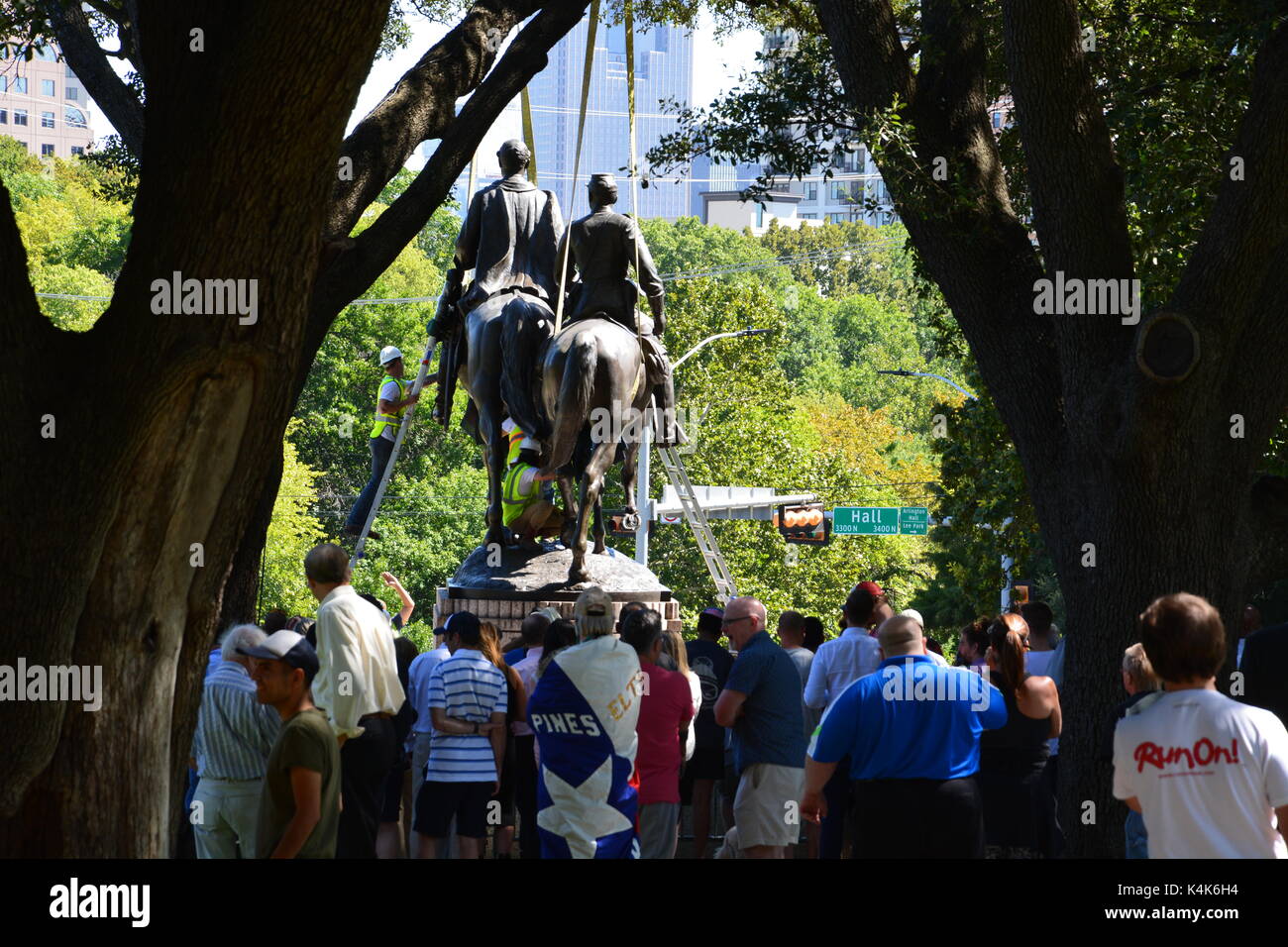 Dallas au Texas le 6 septembre 2017 : une foule observe alors que la ville se prépare à déposer la statue du Général Lee. Comme les équipages étaient à trouver comment soulever la statue de sa base d'un juge de la cour de district a rendu une ordonnance provisoire empêchant le conseil de ville, qui a voté 13-1 ce matin, à partir de la statue de retrait immédiatement Lee Park et de la placer dans le stockage. 14 Sept 2017 : Après plusieurs retards logistiques et la statue de Robert E Lee a été supprimée le 14 septembre et placés sur une installation de stockage. Credit : D Guest Smith/Alamy Live News Banque D'Images