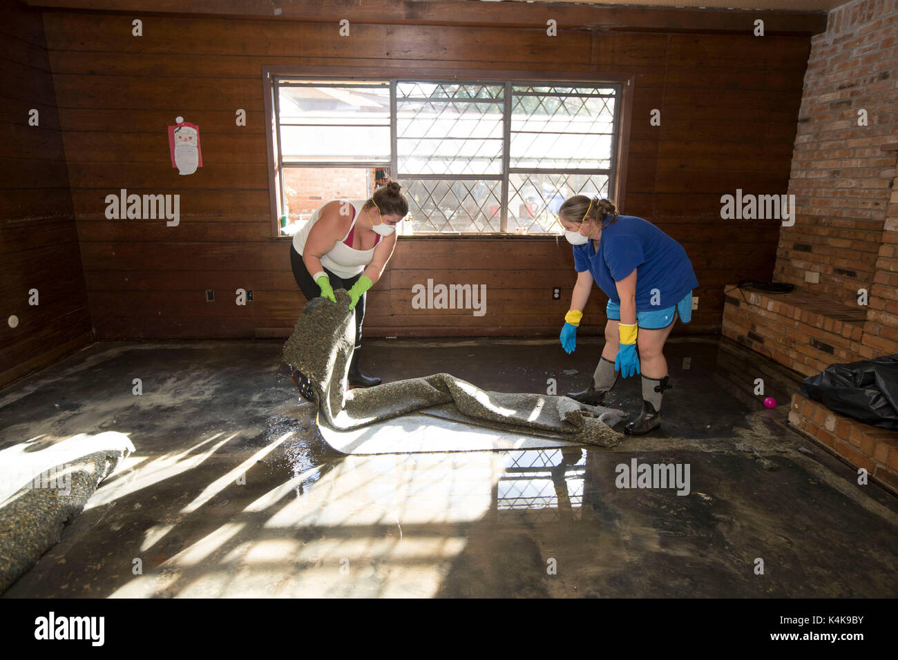 Sour Lake, USA. 06 Sep, 2017. Sour Lake, Texas le 6 septembre 2017 : Meagan Frusha McCarthy et ambre pour nettoyer leur travail à 103 façon Pinevale comme résidents de la pinède à l'extérieur de la subdivision Lac acide face à la lourde tâche de nettoyer leurs maisons comme ils ont été faites dans la région Mercredi, 9 jours après l'inondation ont décimé la zone après l'ouragan Harvey. Credit : Bob Daemmrich/Alamy Live News Banque D'Images