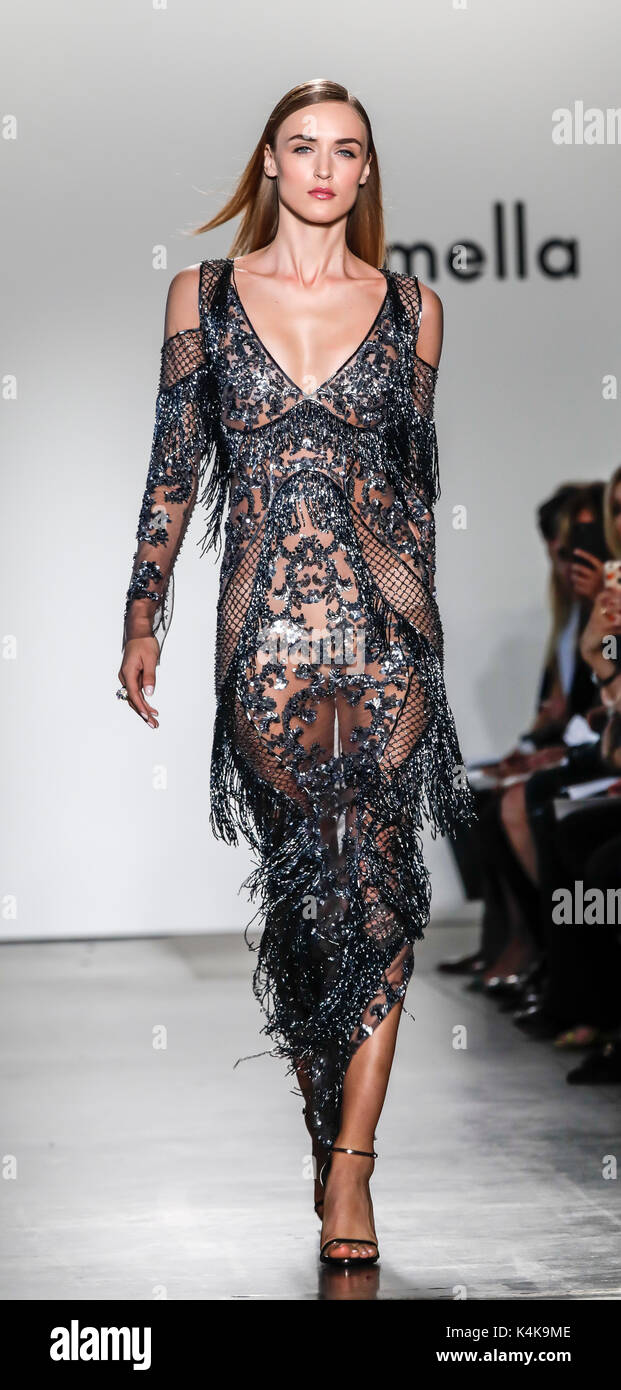 New York, USA. 06 Sep, 2017. New York, NY, USA - 6 septembre, 2017 : A model pour la piste Pamella Roland Printemps/Été 2017 défilé lors de la Fashion Week de New York au pier 59 Studios à Chelsea Piers, Manhattan Crédit : Sam Aronov/Alamy Live News Banque D'Images
