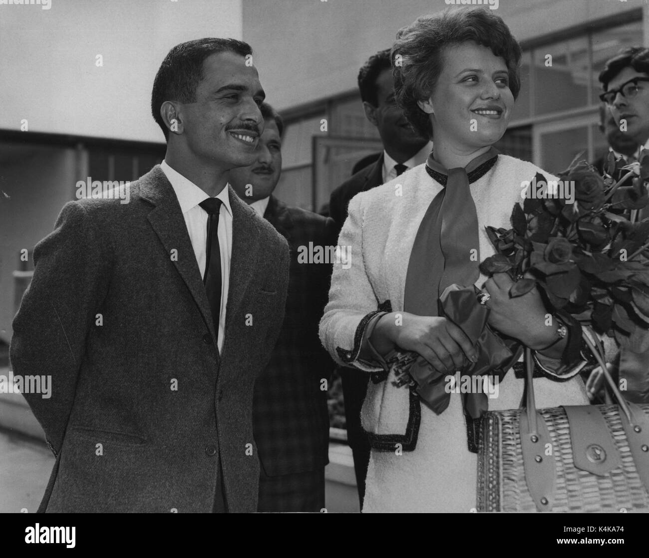 Juillet 07, 1962 - Le Roi Hussein & Toni arriver : photo montre le Roi Hussein de Jordanie et son épouse britannique, ex-téléphoniste Ipswich Jardinier Toni sont représentés à l'aéroport de Lydd aujourd'hui après leur arrivée. Le couple séjournez dans une suite de grand standing at The Dorchester. C'est leur premier voyage à l'étranger ensemble ''une sorte de miel retardée'' - depuis leur mariage. (Crédit Image : © Keystone Press Agency/Keystone USA par ZUMAPRESS.com) Banque D'Images