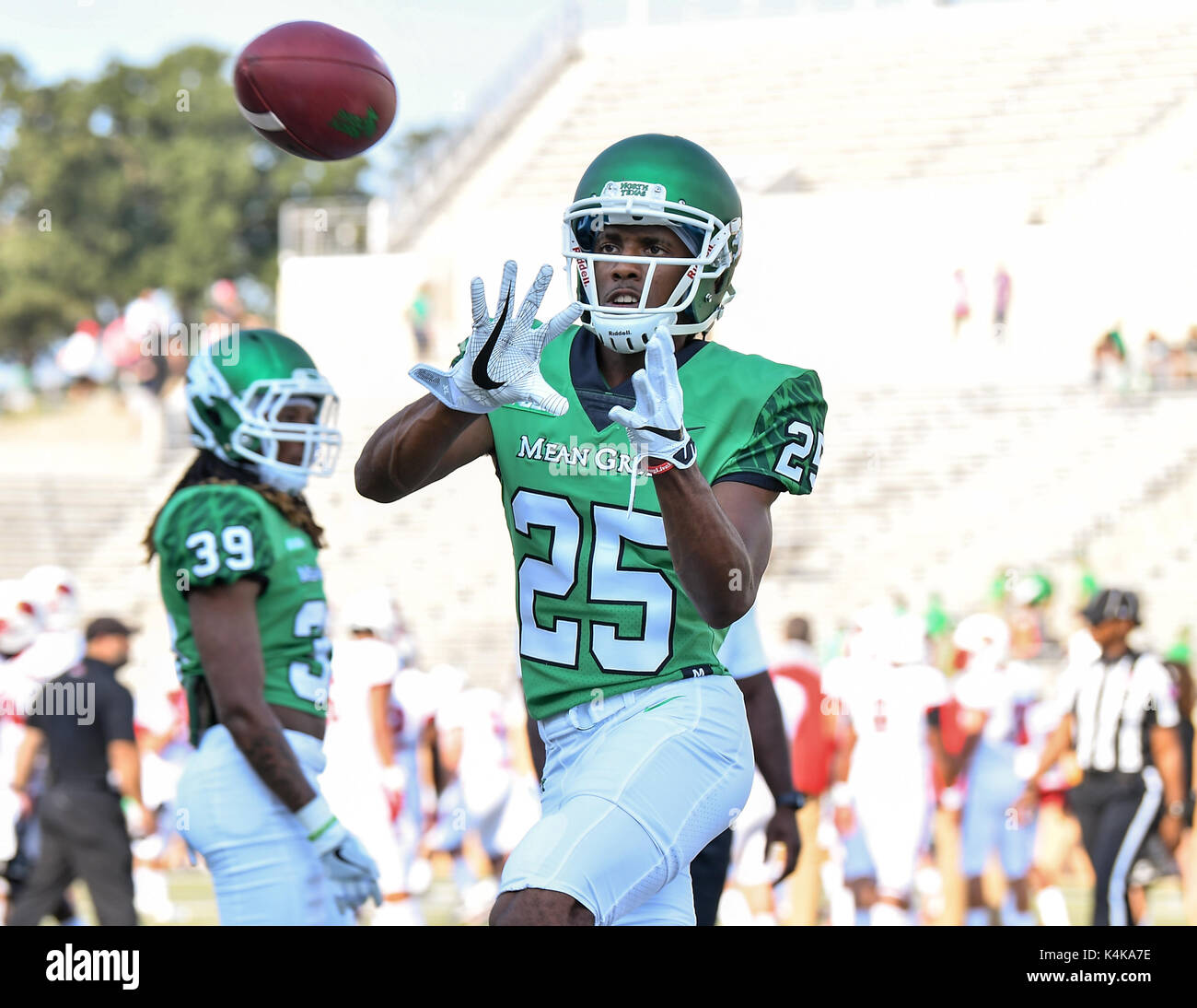 2 septembre 2017 : .North Texas Mean Green arrière défensif Jordan Roberts (25) attrape un col pendant l'échauffement avant un match de football entre les NCAA Lamar Cardinals et le Texas du Nord Mean-Green Eagles chez Apogee Stadium à Denton, Texas. Manny Flores/CSM Banque D'Images