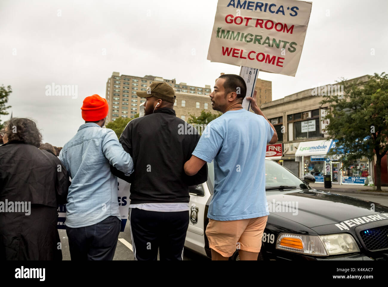 Les immigrés et les militants sont descendus dans les rues de Newark, New Jersey le 6 septembre pour protester contre les réductions récentes Donald Trumps Rêveurs sur le programme. Banque D'Images