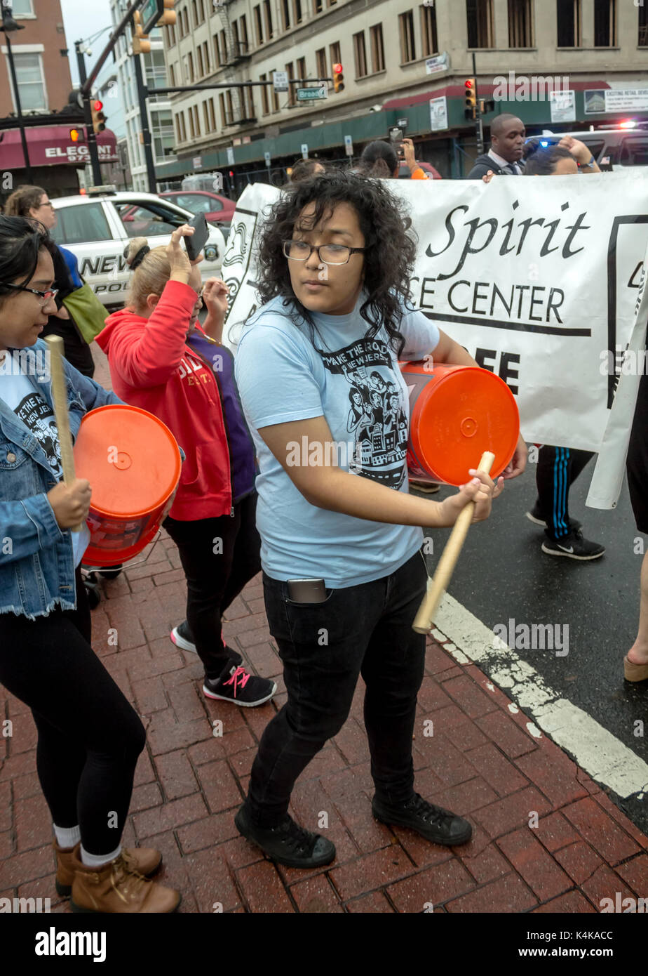 Les immigrés et les militants sont descendus dans les rues de Newark, New Jersey le 6 septembre pour protester contre les réductions récentes Donald Trumps Rêveurs sur le programme. Banque D'Images