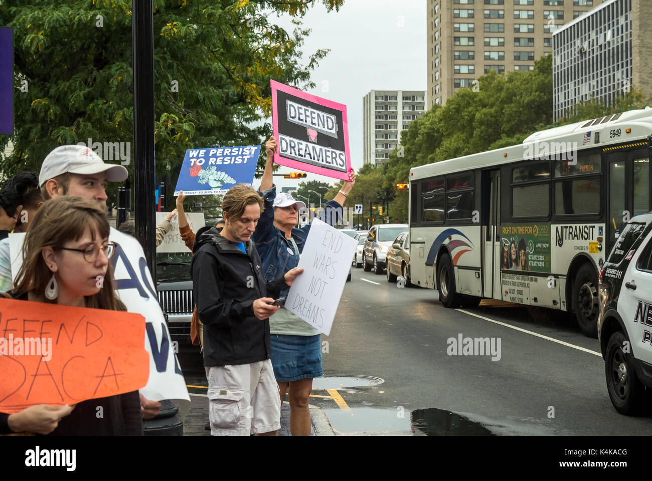 Les immigrés et les militants sont descendus dans les rues de Newark, New Jersey le 6 septembre pour protester contre les réductions récentes Donald Trumps Rêveurs sur le programme. Banque D'Images