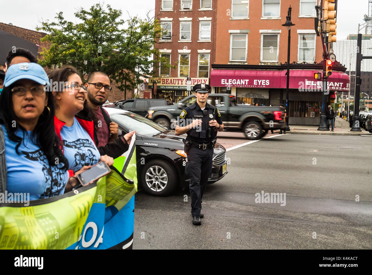 Les immigrés et les militants sont descendus dans les rues de Newark, New Jersey le 6 septembre pour protester contre les réductions récentes Donald Trumps Rêveurs sur le programme. Banque D'Images