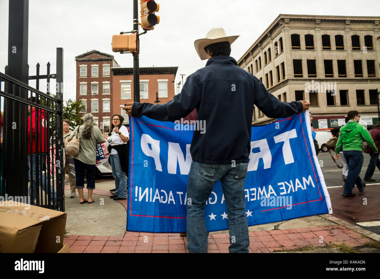 Les immigrés et les militants sont descendus dans les rues de Newark, New Jersey le 6 septembre pour protester contre les réductions récentes Donald Trumps Rêveurs sur le programme. Banque D'Images