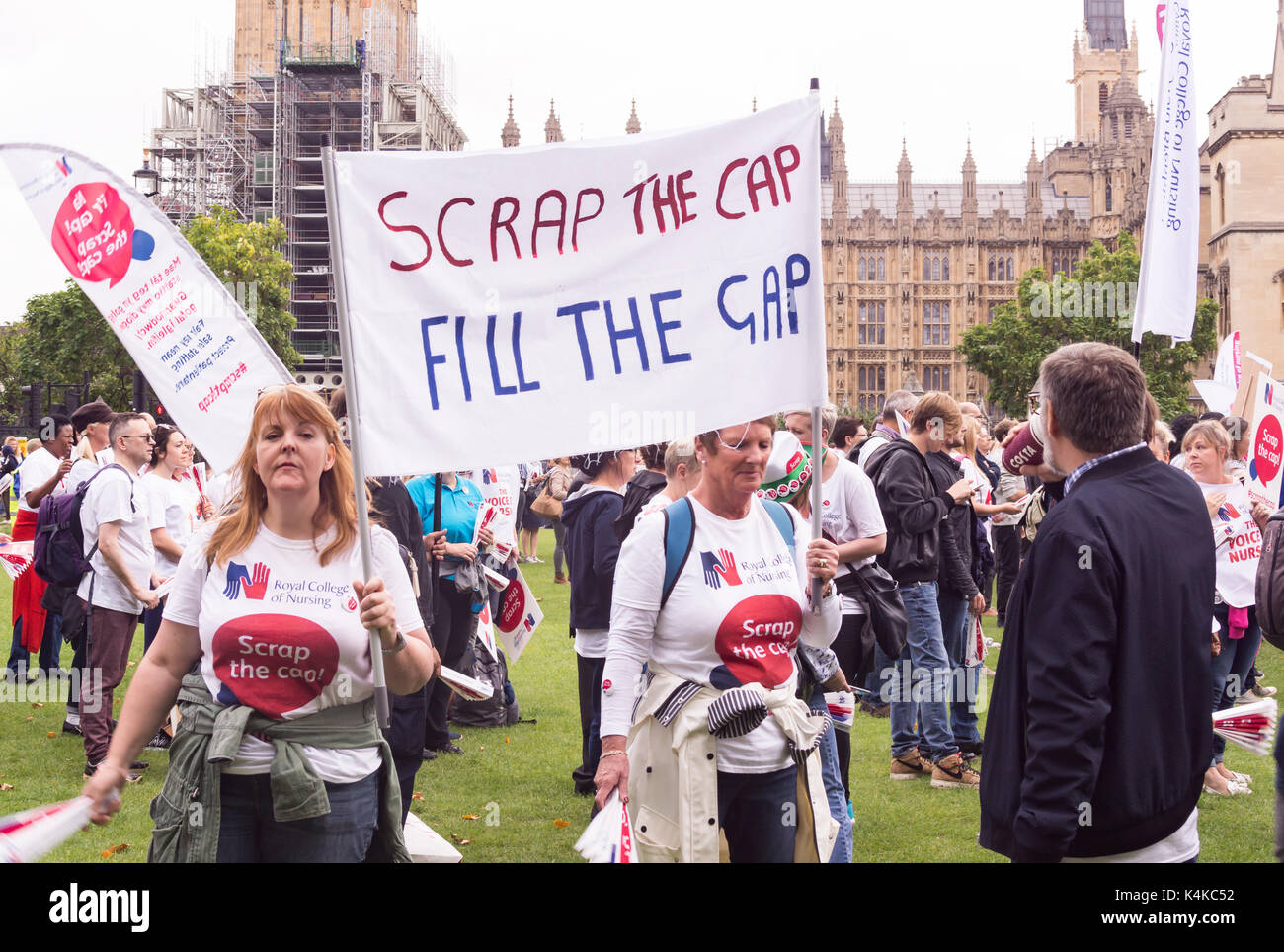 Londres, Royaume-Uni, 6 septembre 2017 des milliers d'infirmières, de membres du public et d'autres travailleurs de la santé de tout le Royaume-Uni se sont réunis sur la place du Parlement pour protester contre le plafond de rémunération du gouvernement. Bridget Catterall/Alamy Live News Banque D'Images